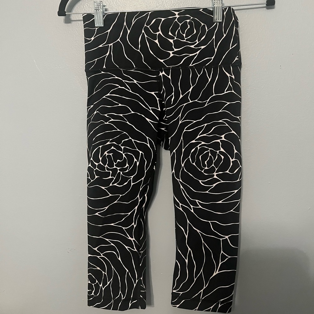 LULU LEMON CROP LEGGINGS LIKE NEW